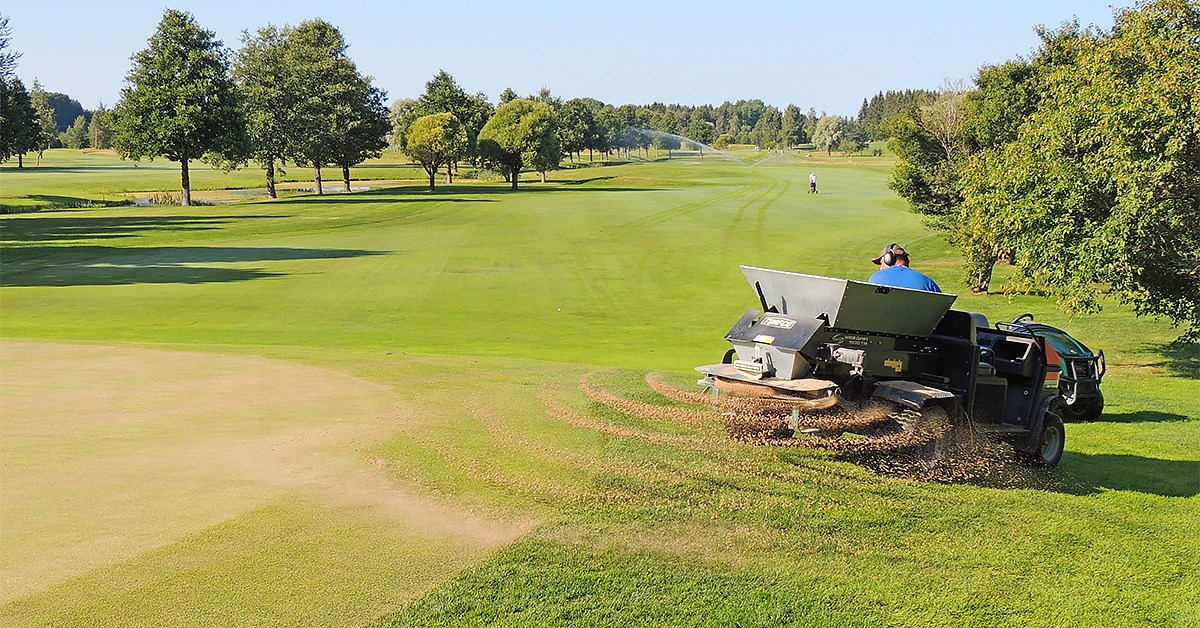 Fesconin hiekkaa levitetään golfkentälle