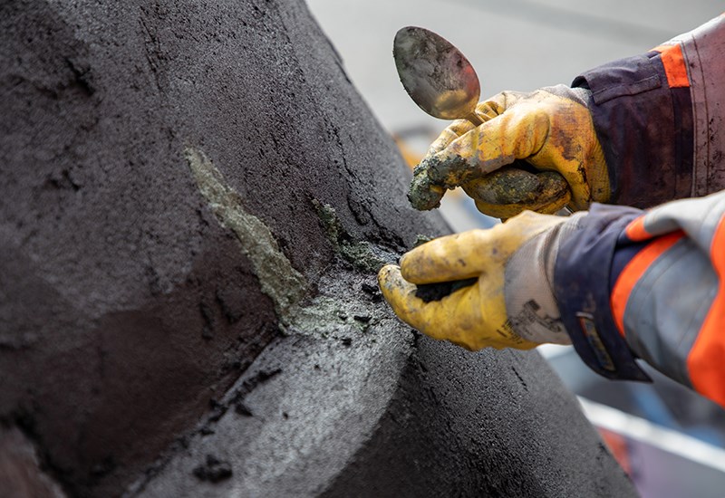 Värjätyn betonin käsittelyä teoksen pintaan