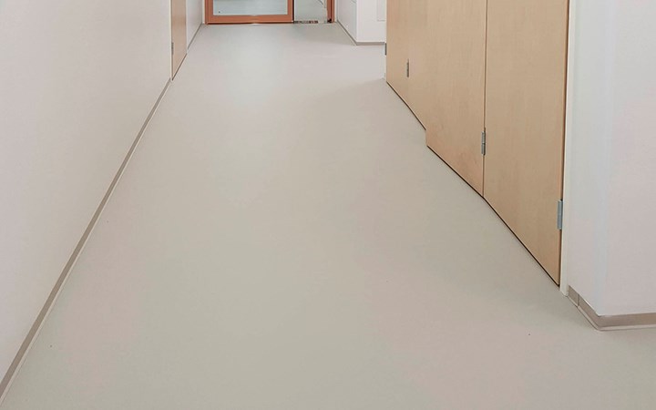 Nanten lattiapinnoitemenetelmät Hämeenkylän koulu
