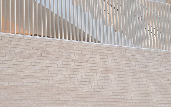 Fescon Fescopanel-levyrappausjärjestelmä tiililaattapinnalla