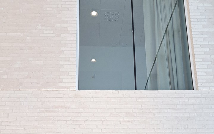 Fescopanel-levyrappausjärjestelmä tiililaattapinnalla