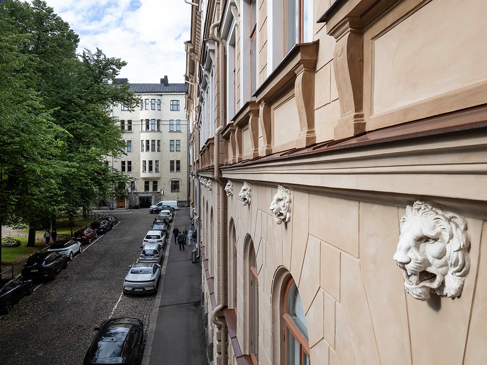 Ressun lukio paksurappaus ja märkälaasti