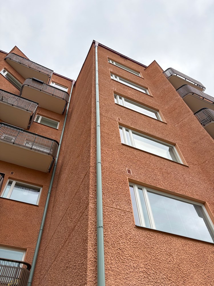 Kolmikerrosrappaus märkälaasti